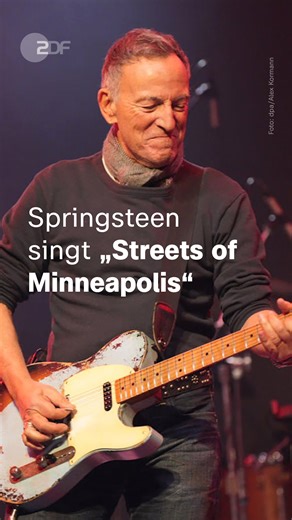 Bruce Springsteen spielte am Freitag bei einem Benefizkonzert seinen ICE-Protestsong „Streets of Minneapolis“. Die Veranstaltung sollte laut Organisator*innen die Familien von Alex Pretti und Renee Good unterstützen. Beide waren Anfang des Monats in Minneapolis bei zwei getrennten Vorfällen von ICE‑ und Bundesgrenzschutzbeamten erschossen worden. | ZDF heute