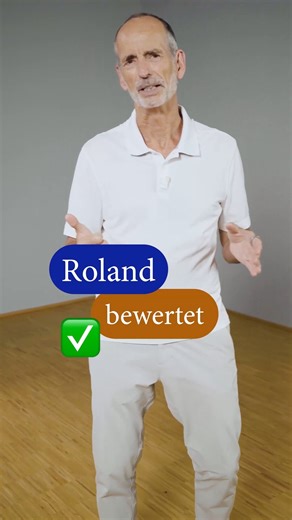 Roland bewertet: Sitzball statt Bürostuhl – wirklich die Lösung bei Rückenschmerzen? 🪑⚖️ Die Idee: mehr Bewegung beim Sitzen. Aber Roland sagt klar: Das Problem ist nicht das Sitzen selbst, sondern der fehlende Ausgleich! Wer nur auf dem Ball hin- und herwippt, verfestigt neue einseitige Muster. Besser: gezielter Bewegungsausgleich! 🚶‍♀️ Erzähl uns in den Kommentaren: Wie sitzt du im Alltag?🤗👇🏻 #liebscherbracht | Liebscher & Bracht
