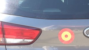Preguntan qué significa el símbolo de una diana que llevan muchos coches y el cachondeo se impone: "Facha on board"