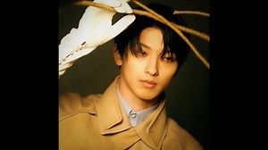 25ans（ヴァンサンカン） on Instagram: "9月28日発売のヴァンサンカン11月号に、俳優の横浜流星さんが登場💫 表紙を飾る特別版では、全10Pにわたってファッション・フォトとインタビューをお届けします。 発売に先駆けて、こちらのムービーではディオールのルックをまとった横浜さんの撮影風景を公開。信念を感じさせる強いまなざしとともに、最高にクールでエレガントな表情を見せてくれました✨ 25ans公式YouTubeでは、9月28日にロングVer.も解禁します。 インタビューでは、吉高由里子さんとW主演を務める映画『きみの瞳（め）が問いかけている』（10月23日公開）にまつわるお話をうかがっています。さらに、サイン入りポラロイドのプレゼントも。本誌のアンケートハガキで是非、応募してくださいね💜 ※中面について、カバーガール森星さん表紙の「通常版」は、特別版から抜粋した4ページになります。写真は、特別版と同内容。 ※誌面の写真を撮影し、SNSやブログで公開することはお控えいただきますよう、お願い申し上げます。