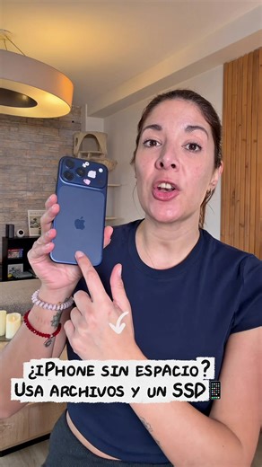 📂 ¿Sabías que el iPhone tiene su propio explorador de archivos y puedes conectar un SSD? Así funciona Archivos en iPhone y así puedes usar un disco duro o pendrive externo para liberar espacio fácilmente 🔌📱 En este reel te enseño paso a paso: ✅ Cómo funciona la app Archivos en iOS ✅ Dónde se guarda realmente la información del iPhone ✅ Cómo conectar un disco externo al iPhone (USB-C ) ✅ Cómo copiar fotos, vídeos y documentos directamente al disco ✅ La mejor forma de liberar almacenamiento sin
