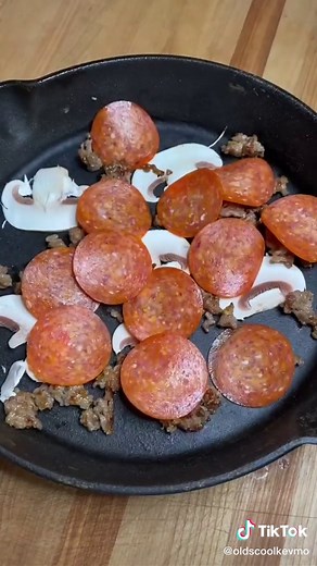 Upside Down Cast Iron Pizza🍕 #pizza #cheese #easyrecipes #satisfyingvideos #EnvisionGreatness #BiggerIsBetter