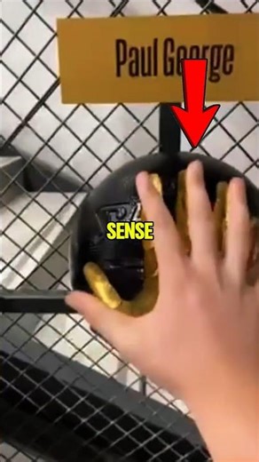 Normal hands❌ Durant's Alien hands✅