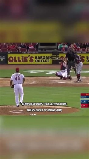 Brandon Phillips fakes a hidden ball trick, gives runner a heart attack