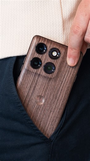 Gracias a su pantalla de bordes curvos y los colores exclusivos de Pantone®, se destaca por su estilo y comodidad. | Motorola