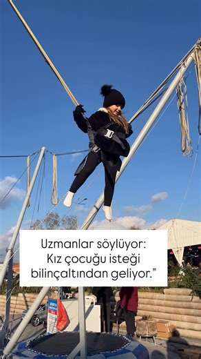 Afra Durgut on Instagram: "1️⃣ Duygusal bağ beklentisi Kız çocuklarının duygularını daha çok ifade edeceğine, anne-babaya daha yakın olacağına dair yaygın bir inanç var. “Büyüyünce anneye bakar” gibi klişeler de bunu besliyor. 2️⃣ Toplumsal romantizasyon Kız çocukları masumiyet, şefkat, zarafetle özdeşleştiriliyor. Pembe elbiseler, saçlar, anne-kız videoları… Sosyal medya bu algıyı sürekli parlatıyor. 3️⃣ Erkek çocuk yetiştirme korkusu Birçok insan erkek çocuğu “zor”, “kontrol edilmesi güç”, “öf