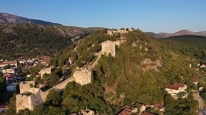 48K views · 777 reactions | Nekada je Stolac bio turistički centar za posjetitelje iz cijele bivše Jugoslavije. Ljudi su dolazili uživati u ljepotama Bregave i kulturno-istorijskim bogatstvima ovoga grada na istoku Hercegovine. Posljednjih godina takve slike su sve rjeđe, ali na sreću, tu su mladi ljudi koji se bude i svojim znanjen i entuzijazmom prevladavaju sve prepreke kako bi svoj grad ponovo vratili na turističku mapu BiH. | NOVA BH | Facebook