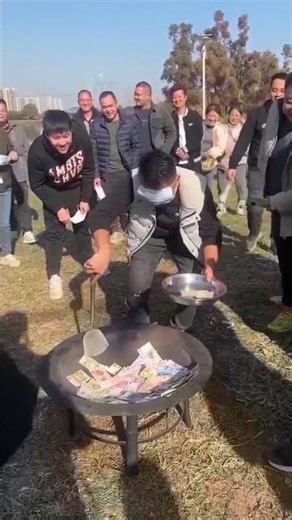 जितना पैसा उठा पाया वह सब उनिका
