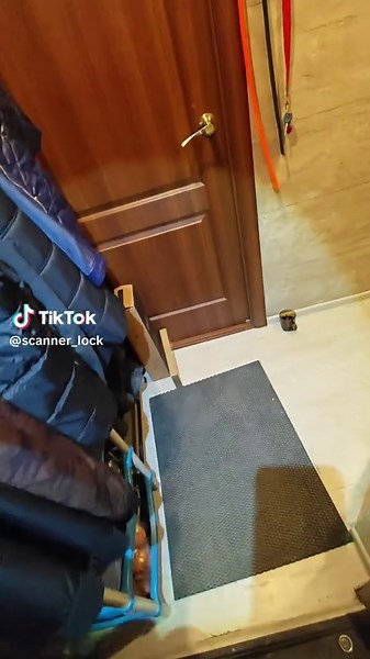 Мокрые пальцы? Да хоть после душа! 🚿 Мы только что проверили — замок открылся моментально. Это не отпечатки, детка. Это сканирование вен — самое надёжное, что есть в мире безопасности. 💥 Сканер видит то, что под кожей, и фейки тут не проходят. Хочешь такой замок? Пиши прямо сейчас: 77018500010 📍Астана. Отправка по всему миру! #умныйзамок #сканервен