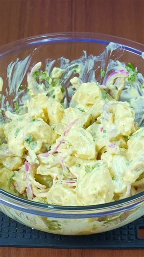 Recetas con Sabor on Instagram: "Sabías que esta es la ensalada alemana más sabrosa y fácil de todas…😱 #recetasfáciles #recetas #ensalada🥗 #ensaladasaludables🥗🍃 #ensaladas🥗 #ensaladasaludable #ensaladarusa"