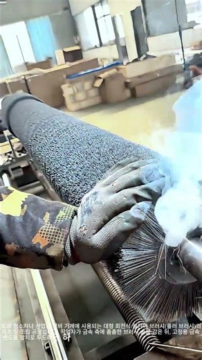 고강도 와이어 브러시 조립을 위한 금속 밴드 압착 및 아크 용접 과정 #worker #process #brush #machinery #manufacturing