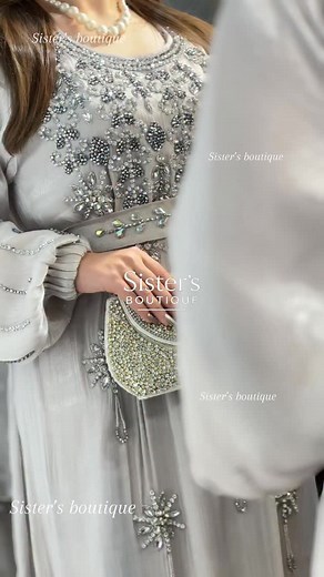 ✨ Élégance orientale éclat moderne⚜️ Robe khaleeji style مخور perlé, brodée à la main de cristaux étincelants. Un design raffiné qui sublime la silhouette — idéale pour vos soirées les plus chics 💎 Tissu : l’organza de soie doublée de haute qualité ✨ Laissez votre élégance parler d’elle-même.#djhaz_3roussa #عروسة #explorepage✨ #fypppppppppppppppppppppppppppppppppppppppppppppppppppppppppppppppppppppp #explorer #عروسةجزائرية #اكسبلور | Sisters boutique