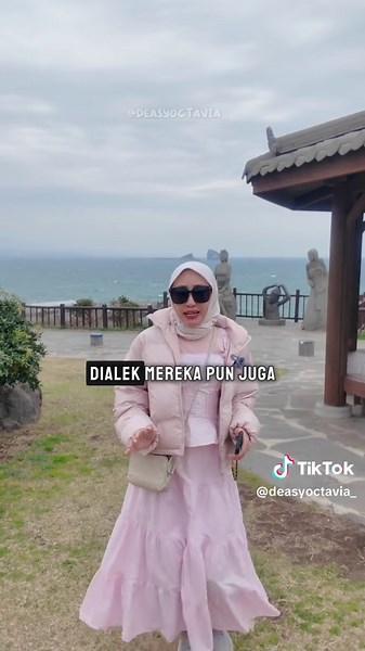 Jeju, Korea Selatan🇰🇷, bukan cuma terkenal karena pantainya yang cantik dan sering muncul di drama Korea. Di balik keindahannya, Jeju punya sejarah unik. Pulau ini pernah dikenal sebagai “pulau perempuan” karena dulu banyak laki-laki Jeju bekerja di laut yang berbahaya, sehingga tertekan atau meninggal, akhirnya banyak yang pergi ke Korea daratan. Pada masa Raja Injo, Dinasti Joseon, Jeju akhirnya diisolasi dari Korea daratan. Karena itu, budaya, cara hidup, bahkan dialek orang Jeju berkembang