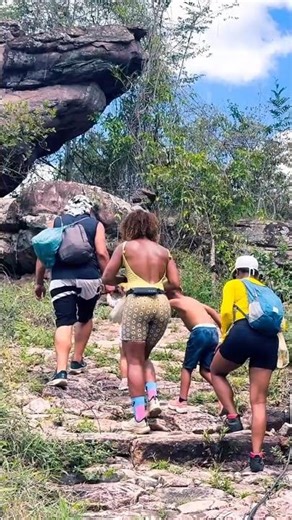 Traces of a stone road 🪨 used by gold miners 💎 - #chapadadiamantina #tourism #igatu