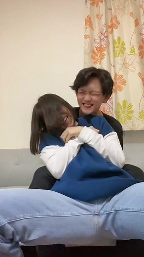 カップルのこちょこちょ遊びとくすぐり