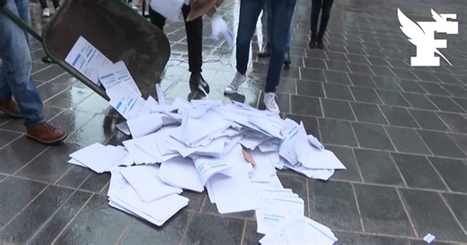 Engie: des militants déversent des factures d'électricité devant le siège social