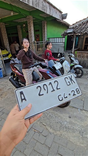 Installing a white license plate on Lala's motorcycle #trendingshorts