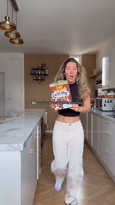 RECETTE DE MES CÉRÉALES AU CHOCOLAT MAISON Alors je vais vous dire un petit secret mais moi je ne déjeune pas le matin, moi les céréales j’adore les manger dans un bol (sans blague) avec du lait devant une bonne petite série (d’ailleurs vous en avez une à me conseiller ?? 👀) Vous pouvez les faire plats ou en forme de boule comme vous voulez j’ai testé le deux et au niveau du goût et de la texture c’est same same Ingrédients : 100 g de farine de ton choix 50 g de cacao en poudre 2 c à soupe de m