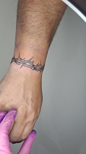 Brazalete de Corona de Espinas: Tatuajes Únicos