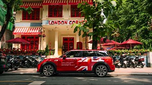 Khám phá văn hoá uống cà phê Sài Gòn ngay trên chiếc MINI COOPER xinh xắn! Hãy cùng mình thưởng thức những ly cà phê đậm đà, ngắm phố phường và chia sẻ những trải nghiệm thú vị. Một chuyến đi nhỏ nhưng đầy ý nghĩa giữa lòng thành phố! #MINI #minihochiminh #MINIVietnam #MININguyenvantroi --------------- MINI Nguyễn Văn Trỗi 80 Nguyễn Văn Trỗi, P.8, Q. Phú Nhuận, TP. HCM. Website: www.miniphunhuan.vn Hotline: 0909 273 330 Hotline Service: 093 888 9573