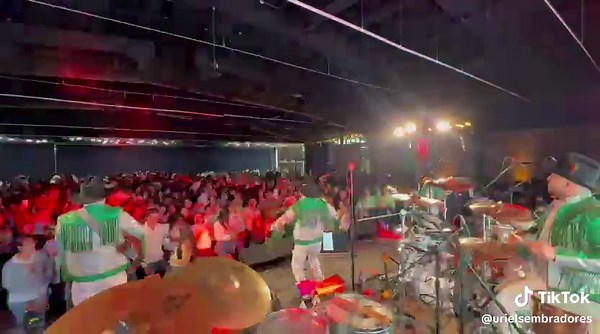 La parranda 😥👏👏🤯🤯@Los Sembradores Oficial @latinpowermusic ##blackfridayentiktokshop #ysomoslossembradores #lossembradores #viraltiktok