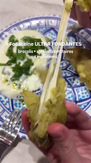 🥦Ce genre de recette change tout quand on veut manger anti-inflammatoire ultraaa gourmand… sans jamais se frustrer. 🤌🏽Et waaww : le fromage qui fond au milieu… c’est la petite magie !! 📌 Sauvegarde la recette pour tes repas rapides de la semaine ou pour la tester ce week-end : 1️⃣ Écrase pommes de terre brocoli en purée. 2️⃣ Ajoute fécule de pomme de terre ( les condiments huile, sel et poivre). Mélange jusqu’à obtenir une pâte souple. 3️⃣ Forme deux galettes que tu vas superposer en ajoutan