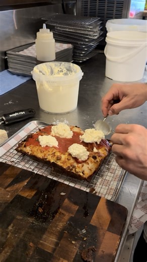 38K views · 181 reactions | Is deep dish pizza still pizza? 路‍♂️ Murilo from @francjrs shows us how they make their famous ‘Red Stripe’ 勞 | Foodporn | Facebook