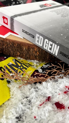 Lua Book on Instagram: "VÍDEO MONTAGEM Como sei que vocês gostam, sempre gravo vídeo dos bastidores de como crio os cenários para as fotos das resenhas Livro da vez: Grapich Novel de Ed Gein. Livro rico em detalhes e informações, com ilustrações impecáveis. #darksidebooks #livro #edgein #book #netflix"