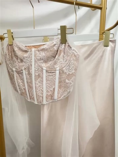 ชุดสาวอวบ เดรส Plus Size พร้อมส่ง on Instagram: "Luxe Ivory curve Set เซท ราคา 990 บาท เซตกระโปรงซาติน + เสื้อลูกไม้ซีทรูแขนพอง ดีไซน์เก็บทรงช่วงอกและเอวช่วยขับสรีระให้หุ่นดูบาลานซ์ สวยแพงแบบไม่ต้องพยายาม ใส่แล้วละมุนมากกกก 🤍ใส่แล้วดูเพรียวขึ้นทันทีคอร์เซตช่วยยกอก เก็บลุคให้เฟิร์ม กระโปรงซาตินทรงตรงช่วยพรางสะโพก ผ้าลื่นหรู ไม่เน้นส่วนเกิน ใส่ออกงาน / ถ่ายรูป / เดท ได้หมด Size เสื้อ อก 36”-44“ ยาว 17“ ราคา 590 บาท กระโปรง size 1.เอว 36”-42” ยาว 31” สะโพกถึง 50” (พร้อมส่ง✅) 2.เอว 40”-46” ยาว 32” 