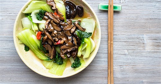 Wok de pak choï aux champignons et gingembre