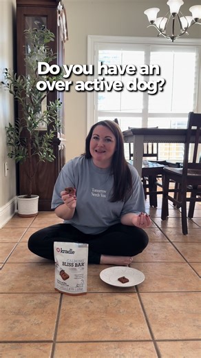 Calming treats don’t have to be just for stressful moments 💚 These are Kradle Calming Bliss Bars—a soft, breakable calming bar made for daily balance, not sedation. Perfect for: 🐶 everyday overstimulation 🐶 busy households & new routines 🐶 puppies learning the world 🐶 dogs who need help settling, not shutting down Made with natural calming ingredients like Ashwagandha & Passionflower and safe for daily use. My dogs think it’s a treat… I love the calm, relaxed behavior that follows. If your 