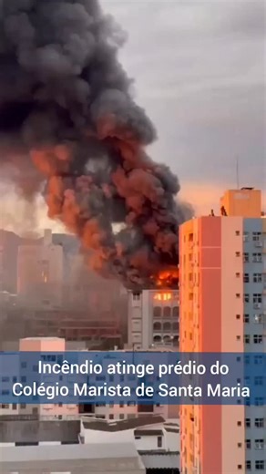 Rádio Mais FM 101.7 on Instagram: "Um incêndio de grandes proporções foi registrado no início da noite desta sexta-feira (26), o Colégio Marista Santa Maria, localizado na região central da cidade. A ocorrência mobiliza equipes do Corpo de Bombeiros, que foram acionadas por volta das 19h36min. Ainda não há informações oficiais sobre as causas do incêndio, nem sobre feridos ou a extensão dos danos à estrutura do colégio. O último andar do prédio era utilizado como depósito de materiais. No pavime