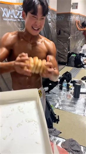 Bodybuilder does cheat meal after strict diet