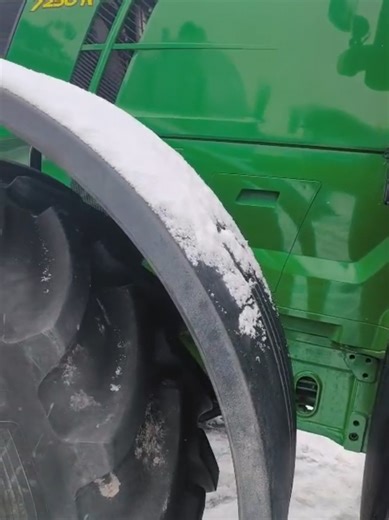 John Deere 7250R, 5950 мтг Двигун John Deere номінальною потужністю 250 к.с.– Трансмісія e23– Підвішена передня вісь– Швидкість руху до 40 км/год– Сидіння з пневматичною підвіскою– Гідравлічний насос 223 л/хв– 5 задніх гідравлічних виходів– ВОМ 540/1000– Кабіна преміум-класу– Задні колеса з шинами 710/70R42– Передні колеса з шинами 600/70R30– Автоматичне зчіпне обладнання – Передня противага – Пакети 50 кг– Ящик для інструментів– Пневматичні гальма причепа– 10-дюймовий сенсорний дисплей з актива
