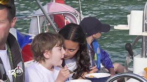 Depuis deux semaines des enfants en rémission du cancer naviguent sur le lac Léman pour des croisières de plusieurs jours à bord d’un voilier. Le projet vise à les aider à progresser sur le chemin de la guérison #12h45RTS | RTSinfo