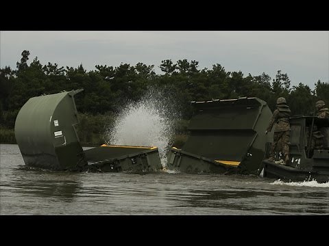 Installation d'un Pont Flottant Motorisé par l'Armé Américaine