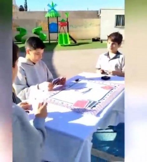 Learning irregular verbs becomes easier and more exciting when we turn it into a game – playing helps us remember faster, collaborate better, and enjoy every step of the learning journey. 7th grade students practiced irregular verbs using playing cards. 🃏♣️♥️ ♠️♦️ T.Ibtihal Abu Shawer | روضة ومدارس الارتقاء العلمي -معا نرتقي