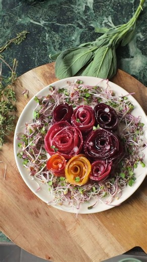 Sarah 🌸👩‍🍳 on Instagram: "Plus éphémère qu’un bouquet de roses… celui-ci se mange. 💐 🌹 Les fleurs Betteraves cuites en papillote (betteraves rouges, jaunes, chioggia) Thym, sauge, sel, filet d’huile — 1h au four Tranchées très finement à la mandoline Intercalées, puis roulées délicatement. 🌿 Le jardin Lit de chèvre frais fouetté Micro-pousses de radis rose (merci @pour ce merveilleux kit 💚) Piquant, bourré de vitamines, trop beau dans l’assiette. ✨ La touche finale Roses de betterave Huil