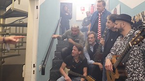 54K views · 1K reactions | KÖLLE - das war unschlagbar! Danke für diesen wunderbaren Start in die Session! 凉 Wir sind mehr als glücklich 朗 #köln #karneval #alleshätsingzick #dukrissköllenitusmir #bläckfööss | Bläck Fööss - föössbook | Facebook