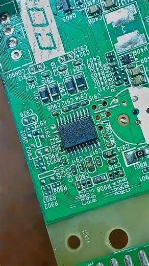 remove ic tips #pcb #component #tecnician #reworkstation