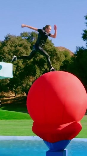 Siblings take on the course! 👫 #Wipeout