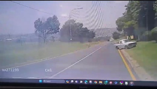 82K views · 962 reactions | Attempted hijacking in samrand .. This guy's reverse skills is next level. . He kept his cool and got out of there .. | SA TRUCK KING. WE ARE trucking | Facebook