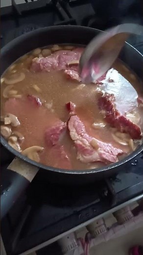 Kassler Kamm Braten mit Kartoffeln,Rotkohl,Champions und soße.