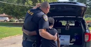 Police officer surprises a young job seeker with a PlayStation 5 | LevelUp