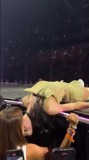 Katy Perry besa a una fan en un concierto and liked it 😏