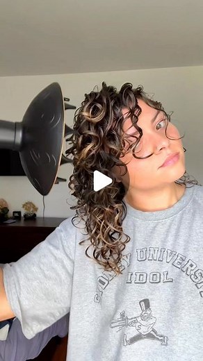Curly Hair Care | Sydney on Instagram: "Comment below how long you think it takes for me to diffuse 👇🏽 . 💕This is my diffusing routine! I start at the roots then go to the ends. 💕 I used high speed, med/high heat 💕Usually I will Airdry for an hour or two since it does take my hair forger to diffuse! 💕Tip: try not to touch your hair while diffusing cause it will cause frizz! . #diffusing #diffusingcurls #diffusingroutine #curlyhairvideos #curlyhaired #curlyhairroutine #curlsrule #curlyhairc