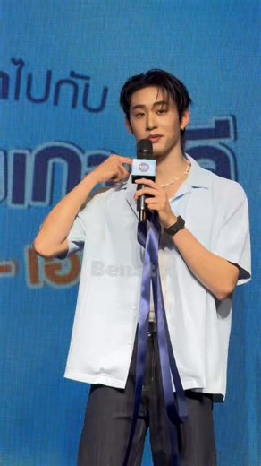 est was the lucky one chosen to receive flowers from william through a random string draw 💐🩵🎸: what number is this top spender?🦈: number 0 🙂‍↔️WILLIAMEST NIVEA GLOW #กันแดดนีเวียเกาหลีxWilliamEst #NIVEASUNxWilliamEst