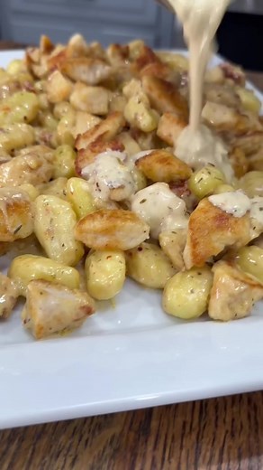 Creamy chicken _ gnocchi is a delicious one pan meal_ Recipe 2 large chicken breasts sliced into cubes 12 cup of flour 12 tsp each of salt, pepper #9022 | Munchies