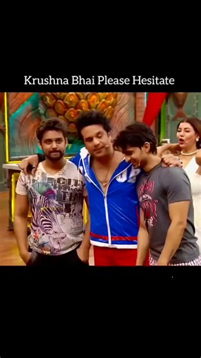 Colors TV Shows on Instagram: "日本では、人の足音を電気に変換する特殊な床タイルが活用されています。 このタイルは、人が歩く際に発生するエネルギーを捉えます。 歩くと、体重と動きによってタイルに圧力がかかります。 タイルはわずかに曲がり、力学的エネルギーを生み出します。 タイル内部の感圧素材がこのエネルギーを電気に変換します。 一歩ごとに微量の電気が発生しますが、何百万歩も歩けば、LEDライト、デジタルディスプレイ、センサーを動かすのに十分な電力になります。 駅のような人通りの多い場所では、毎日約240万歩がこのシステムにエネルギーを供給しています。 この電気は蓄電またはすぐに使用することができ、従来のエネルギー源への依存を減らし、持続可能な都市インフラを支えます。 この方法は、人々の日常的な動きを実用的な再生可能エネルギー源に変えます。 #explorepage #explore #laughterchef #funny #comedy"