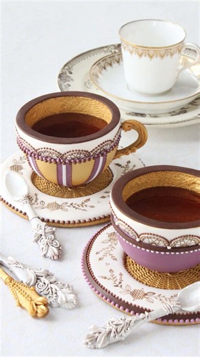 ☕️ NO TEA SET IS COMPLETE WITHOUT A TEACUP! ☕️ You’ve now seen my teapot and sugar bowl cookies (scroll back a week or so if you missed them), so it’s clearly time to complete the tea triumvirate with a cup of tea (cookie, that is)! When I first made this project several years ago, I thought the two-part cup construction was pretty darn clever – and I still do! LOL! You see, it allowed me to create a thin layer of isomalt “tea” by pouring the sugar only on the bottom of the top cookie ring. The 